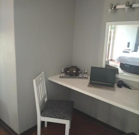اتاق استاندارد با چشم‌انداز باغ, Greenway Woods Resort