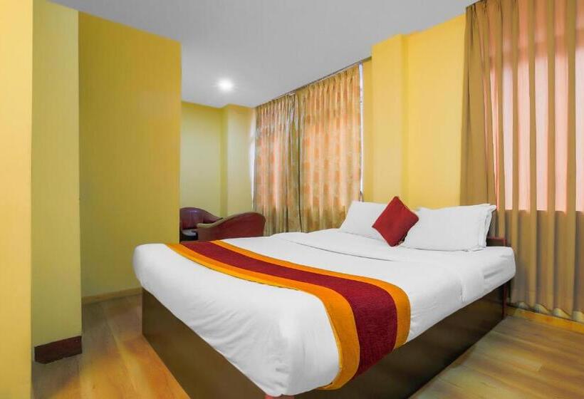 اتاق لوکس سه تخته, Palagya Hotel Pvt Ltd By Oyo Rooms