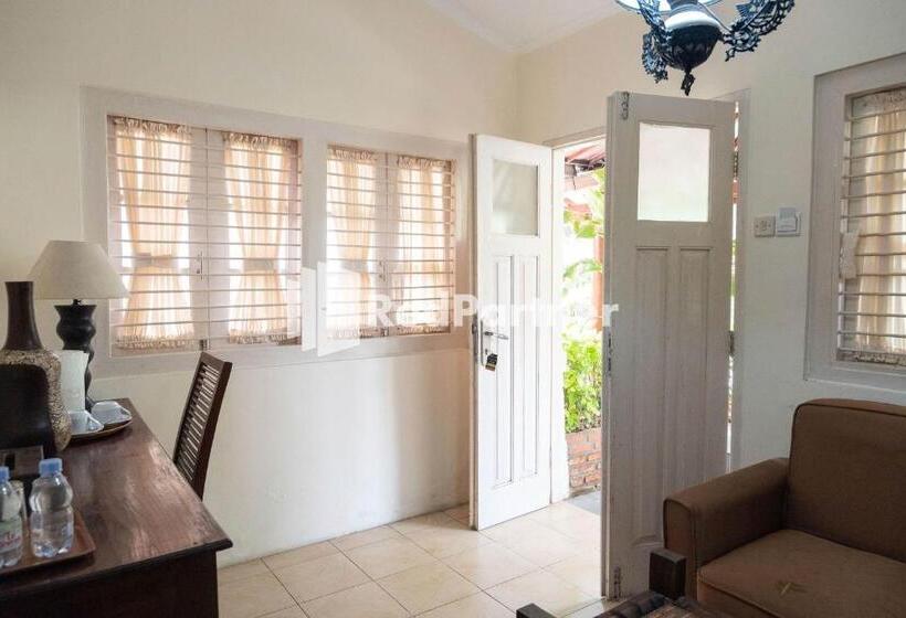 Люкс, Monginsidi Guest House Syariah Malioboro Yogyakarta Mitra Reddoorz