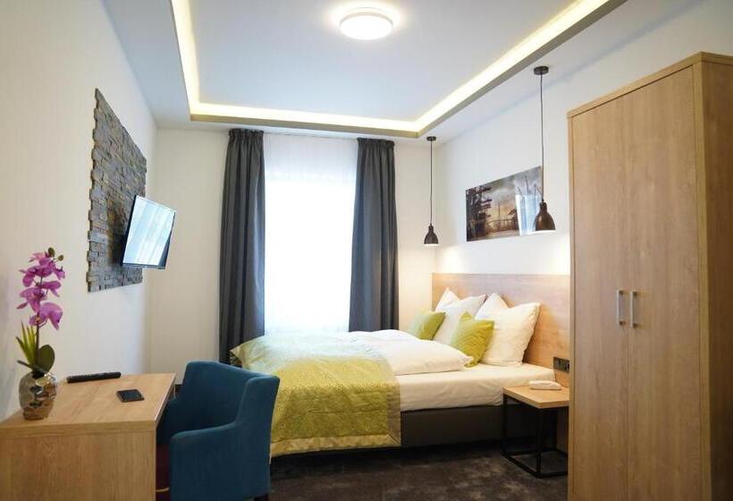 Номер Deluxe, Dias