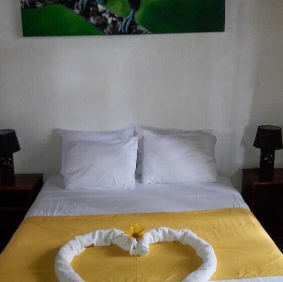 اتاق استاندارد چهار تخته, Ceiba Tree Lodge
