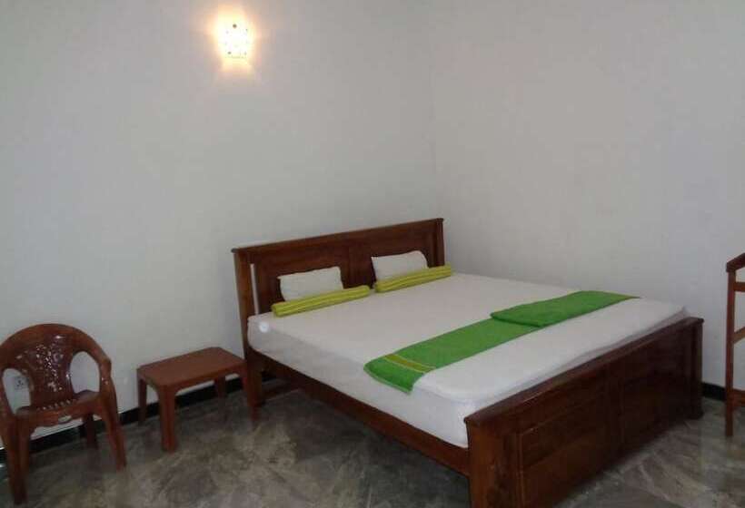 اتاق لوکس سه تخته, Jayaru Guest House