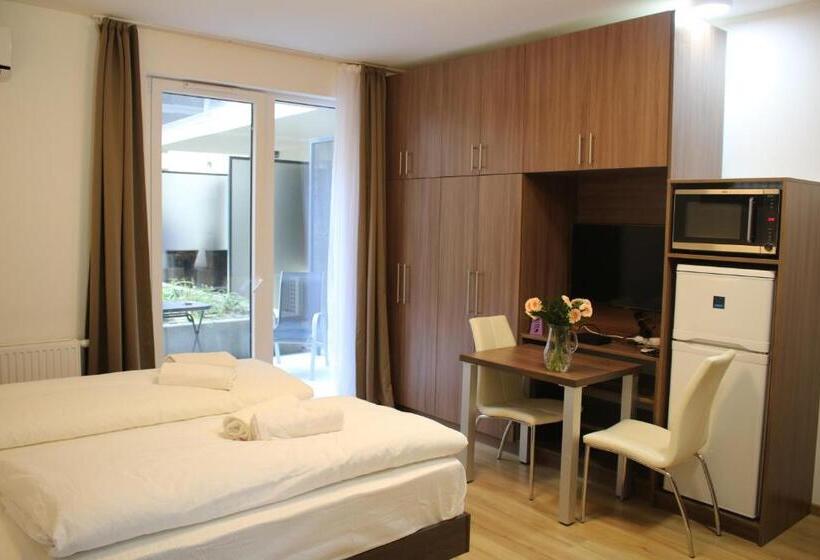 Escritório Estándar, Corvin Holiday Apartments