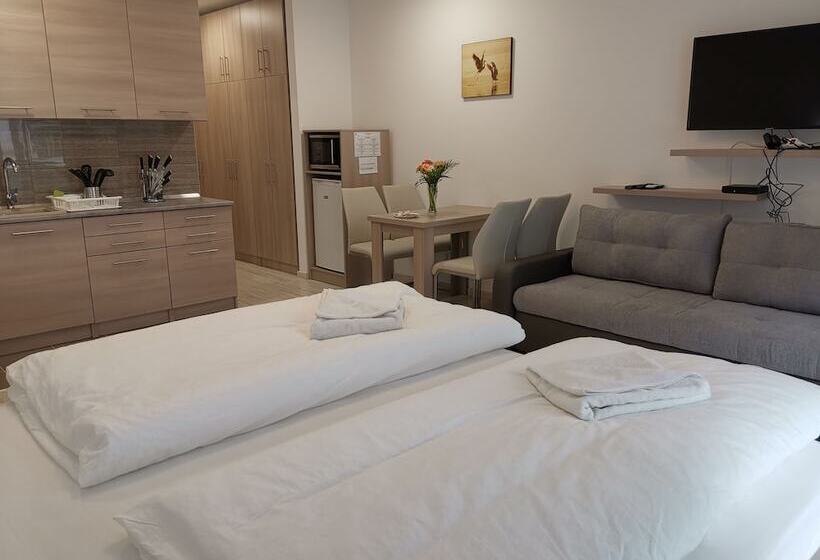 Escritório Estándar, Corvin Holiday Apartments