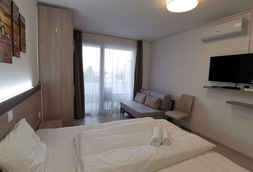 Escritório Estándar, Corvin Holiday Apartments