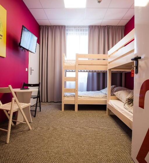 اتاق استاندارد چهار تخته, Moon Hostel Poznań