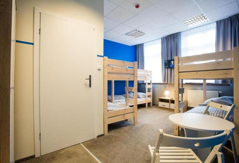 اتاق پنج‌تخته استاندارد, Moon Hostel Poznań