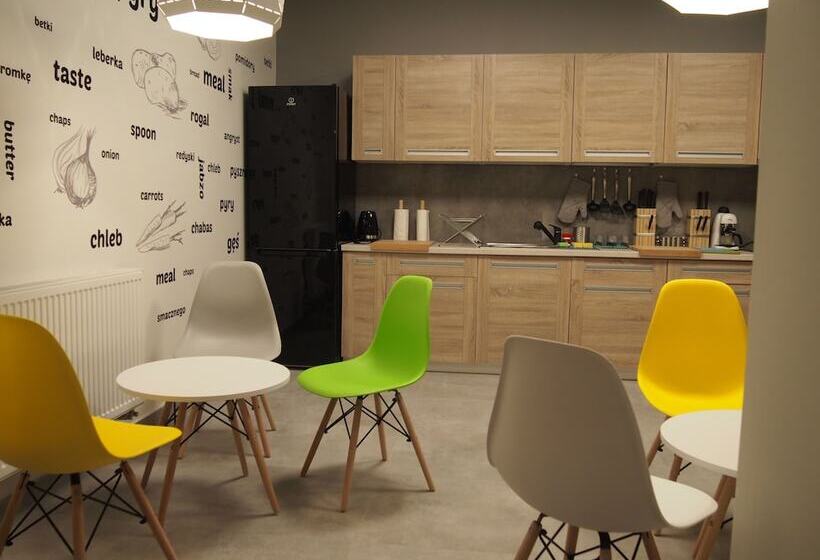اتاق پنج‌تخته استاندارد, Moon Hostel Poznań