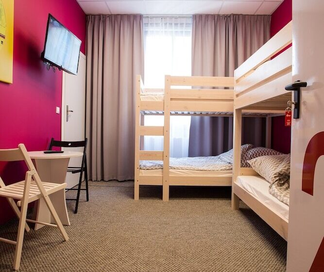 اتاق استاندارد سه نفره, Moon Hostel Poznań