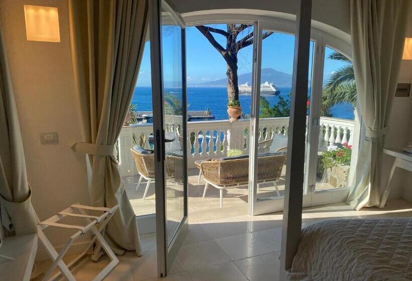 اتاق لوکس با بالکن و چشم‌انداز دریا, Villa Silvana Relais