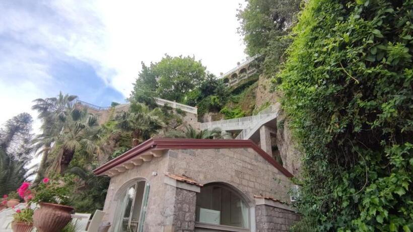 اتاق لوکس با بالکن و چشم‌انداز دریا, Villa Silvana Relais