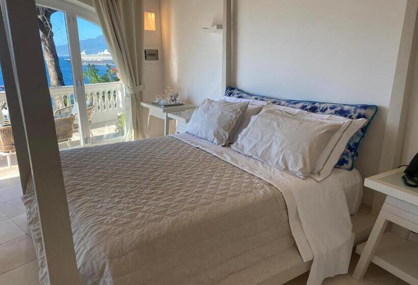اتاق لوکس با بالکن و چشم‌انداز دریا, Villa Silvana Relais