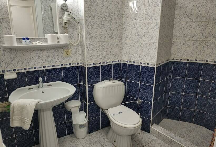 اتاق استاندارد سه نفره, Hali