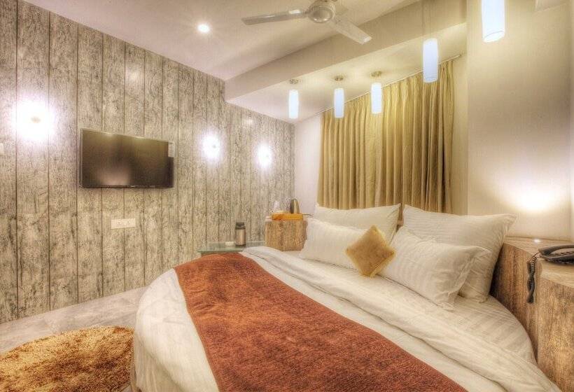 اتاق لوکس, Scenaria