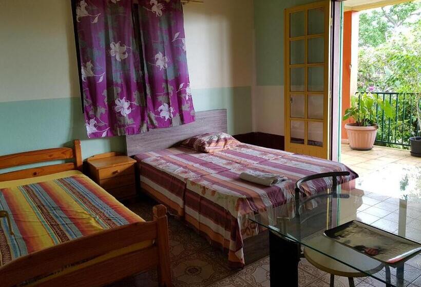 اتاق استاندارد سه نفره, Gite Hotel La Caz Des Orangers