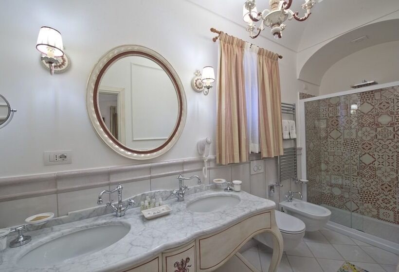 اتاق لوکس با چشم‌انداز دریا, Villa Corallium