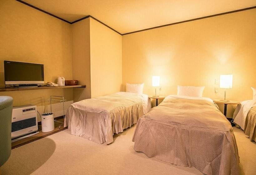 اتاق استاندارد سه نفره, Petit Hotel Enchante