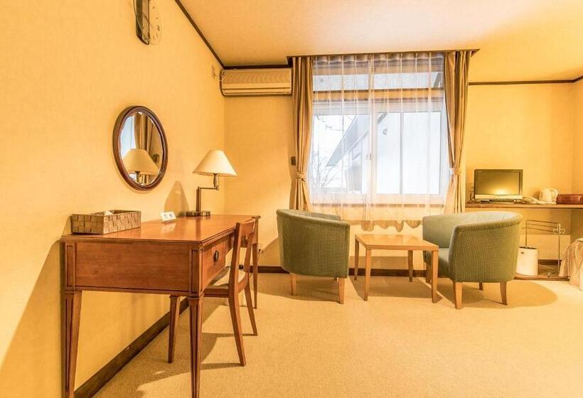 اتاق استاندارد سه نفره, Petit Hotel Enchante