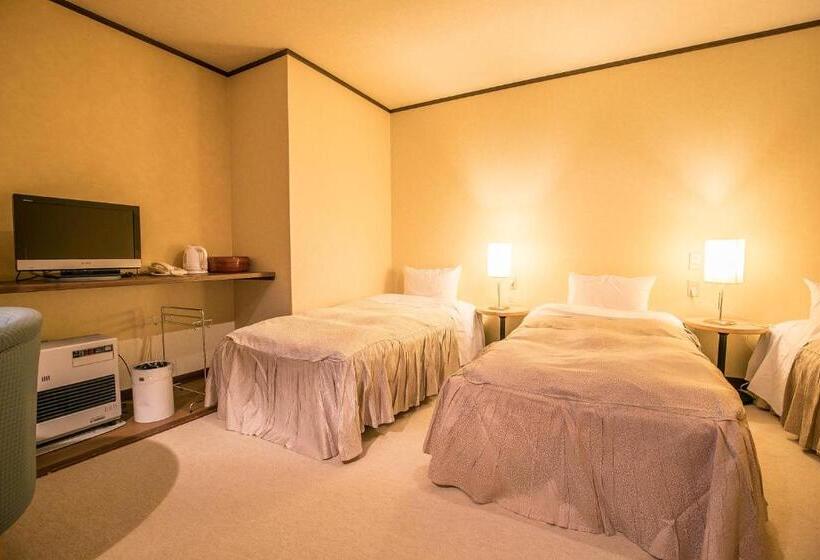 اتاق استاندارد سه نفره, Petit Hotel Enchante