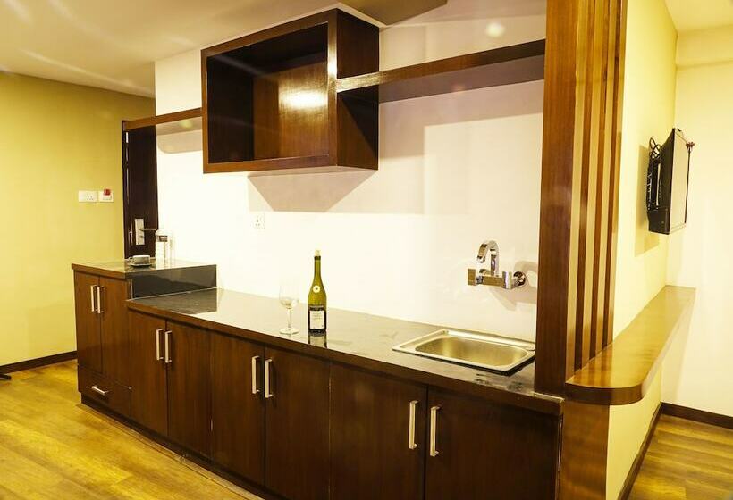 استودیوی لوکس, Quay Apartments Thamel