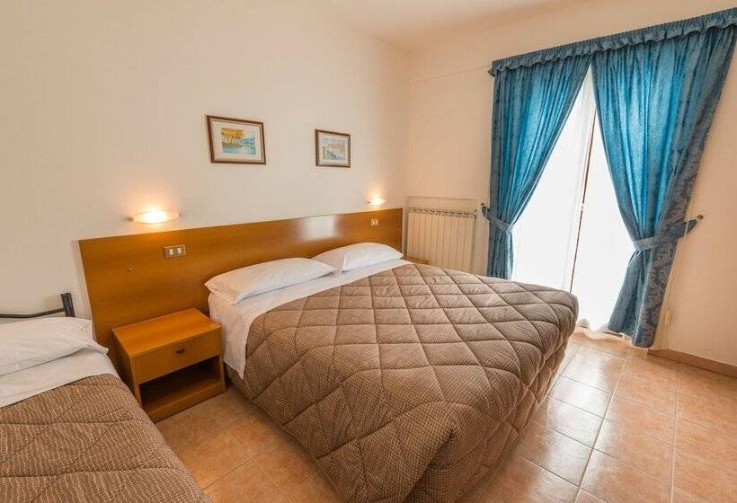 اتاق استاندارد چهار تخته, Albergo Della Corte