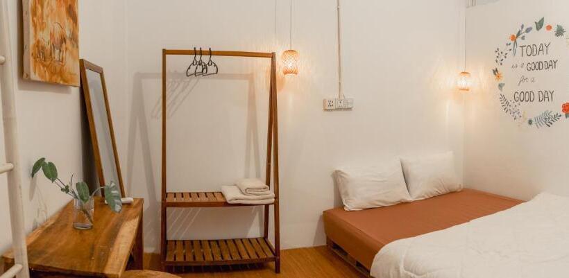 اتاق اکونومی, Sacred Lotus   Vegan Café X Hostel
