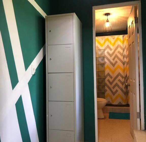 سرير فى غرفة مشتركه, Hostal & Café Travelers