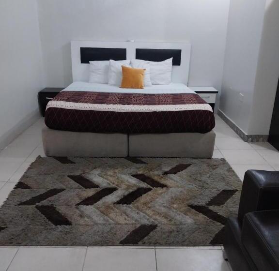 استودیوی استاندارد, Goddis Apartments