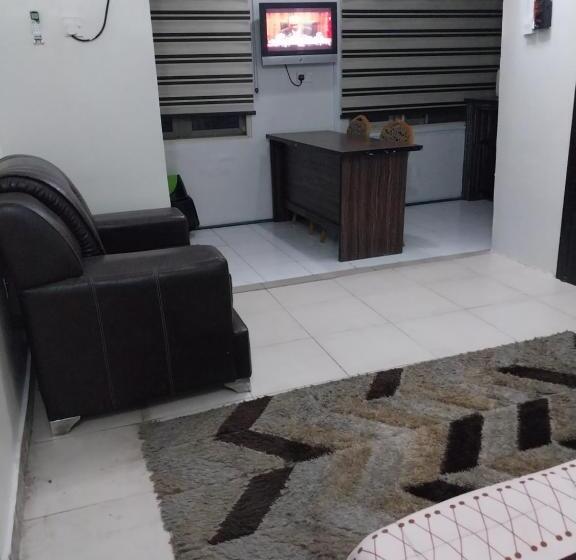 استودیوی استاندارد, Goddis Apartments