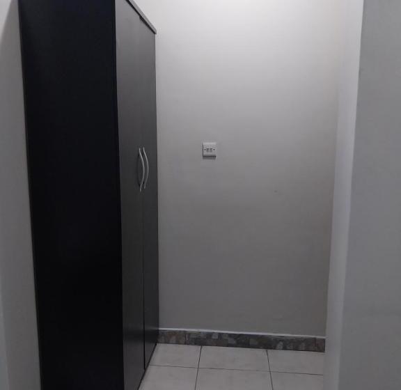 استودیوی استاندارد, Goddis Apartments