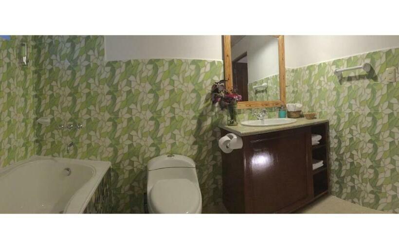 سوییت با چشم‌انداز باغ, Intirumi Inn