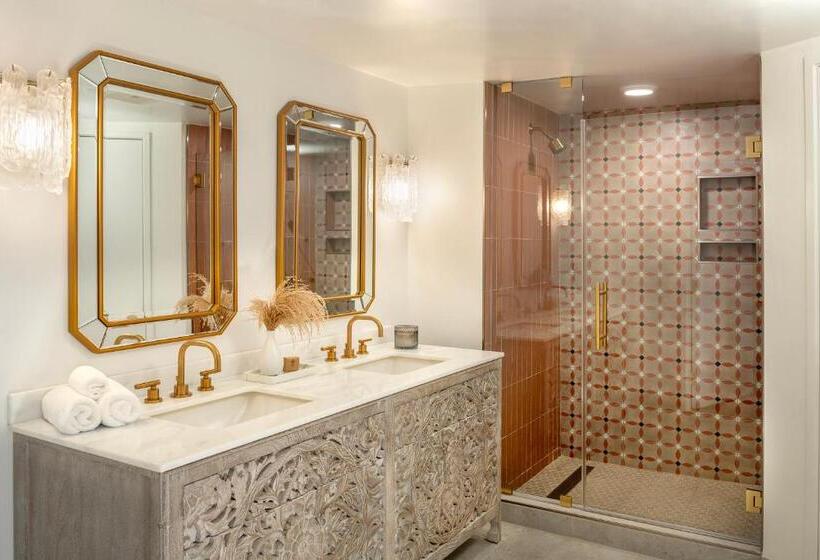 سوئیت با تخت بزرگ, Cardiff By The Sea Lodge