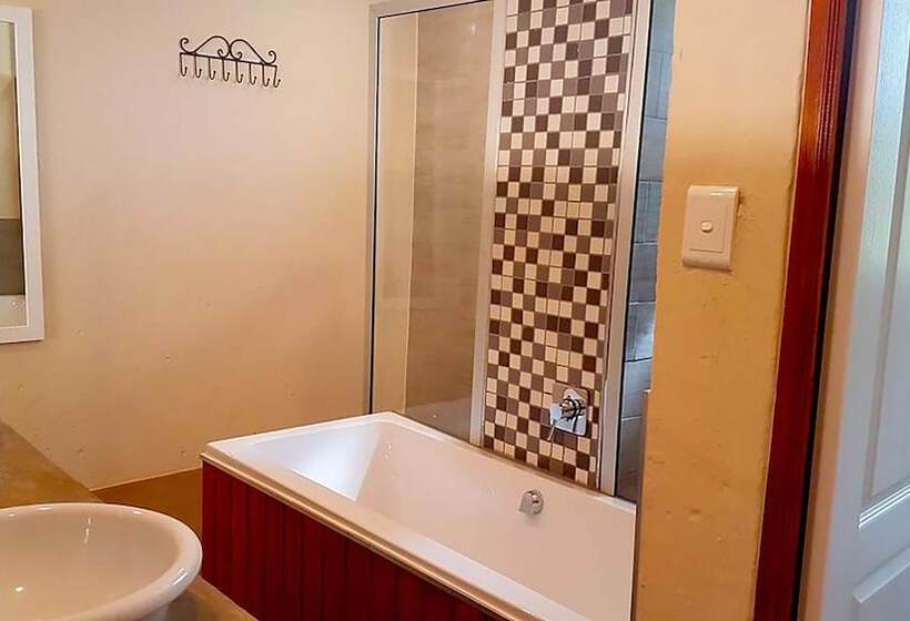 اتاق لوکس, Rocky Hollow Lodge