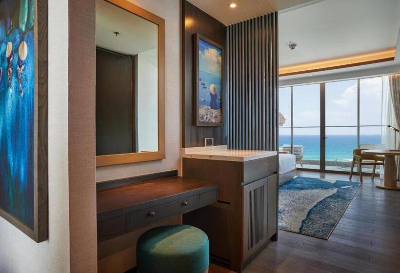 اتاق لوکس با چشم‌انداز دریا, Radisson Blu Resort Cam Ranh