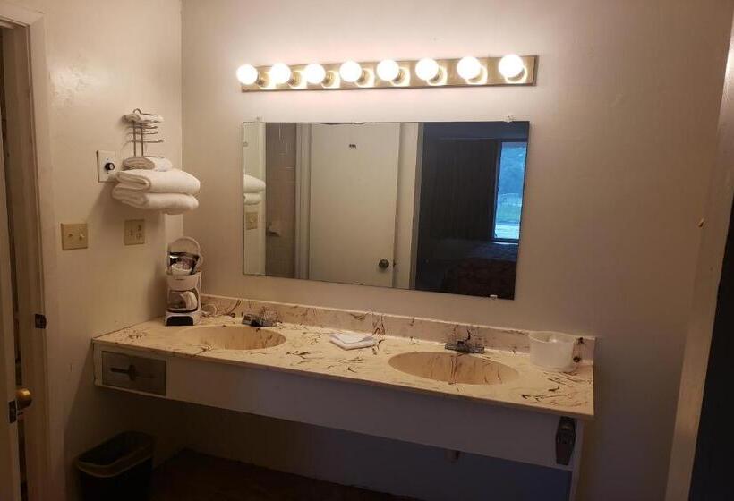 장애인을 위한 킹사이즈 침대 스탠다드 룸, OYO Hotel Whitely City Hwy 27 KY