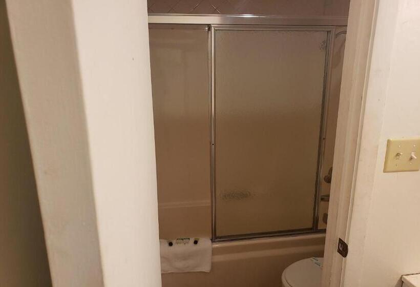장애인을 위한 킹사이즈 침대 스탠다드 룸, OYO Hotel Whitely City Hwy 27 KY