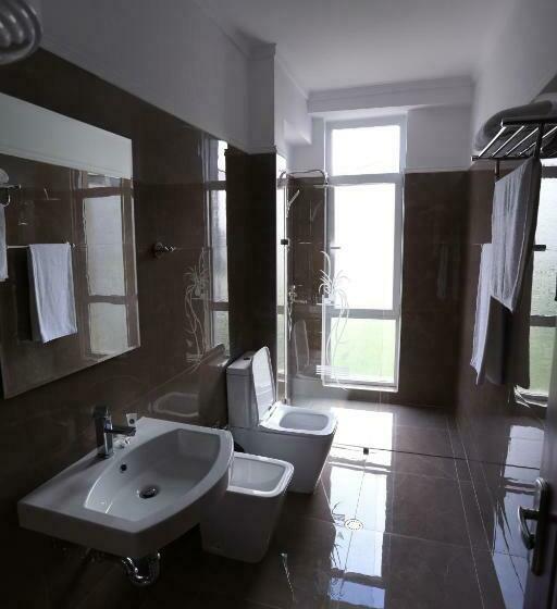 سوئیت با تخت بزرگ, British Hotel Pogradec