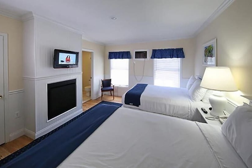 Номер Стандарт, Colonial Inn Harbor Springs