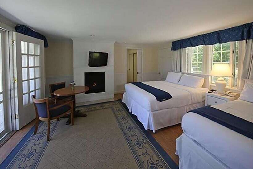 Номер Basic, Colonial Inn Harbor Springs