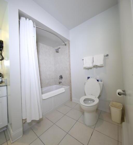 Номер Superior, Colonial Inn Harbor Springs