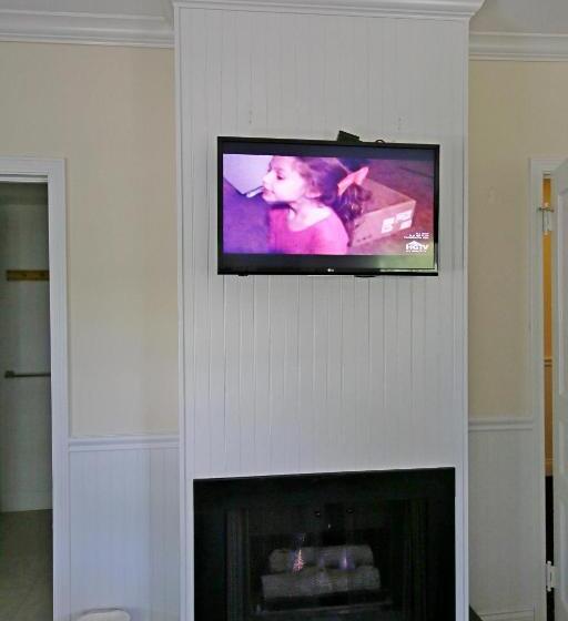 اتاق استاندارد با تخت بزرگ, Colonial Inn Harbor Springs