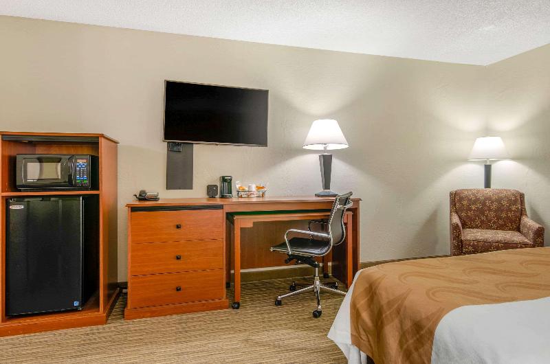 스탠다드 룸 킹사이즈 침대, Quality Inn Dillon I15