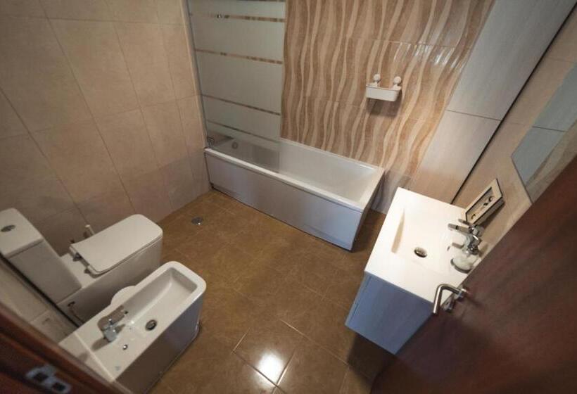 Deluxe Studio, Gundi House