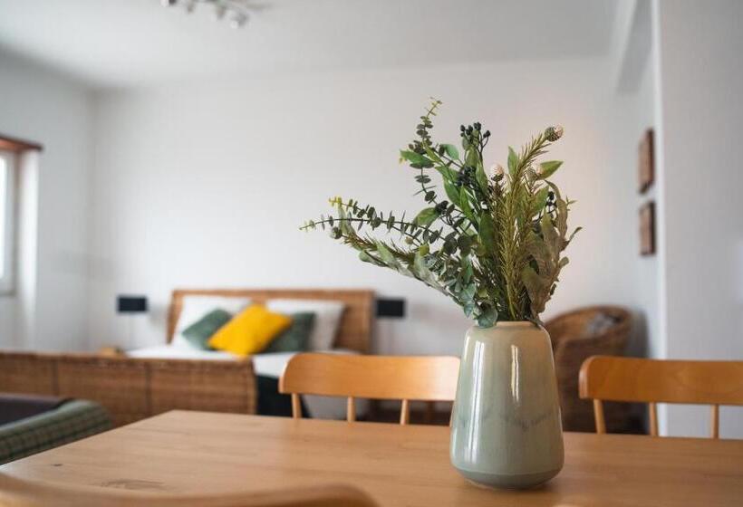 Deluxe Studio, Gundi House