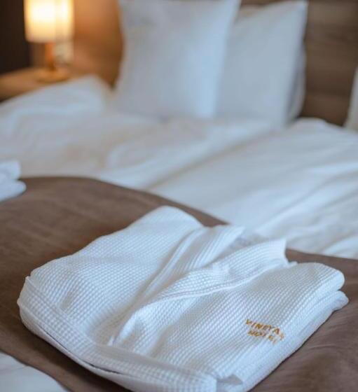 اتاق استاندارد سه نفره, Vineyard Hotel & Winery