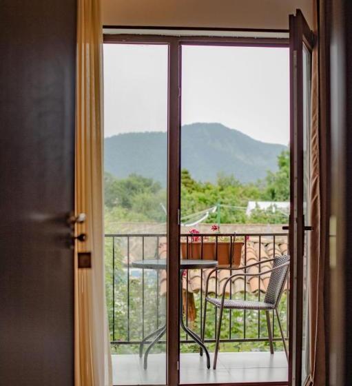 اتاق استاندارد چهار تخته, Vineyard Hotel & Winery
