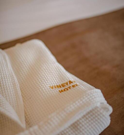 اتاق استاندارد چهار تخته, Vineyard Hotel & Winery
