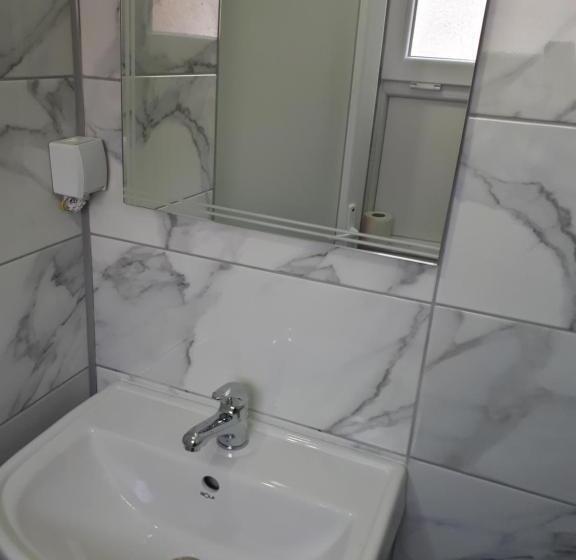 اتاق استاندارد, Edelweiss Hostel