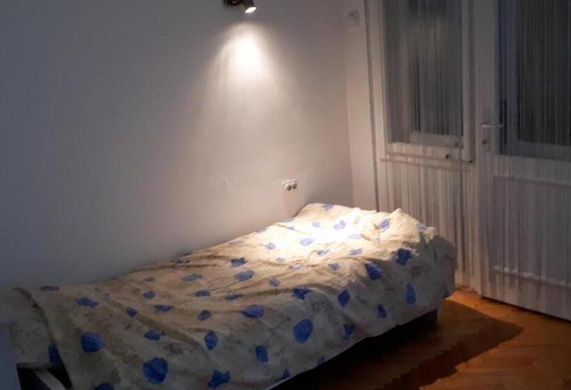 اتاق لوکس با بالکن, Edelweiss Hostel