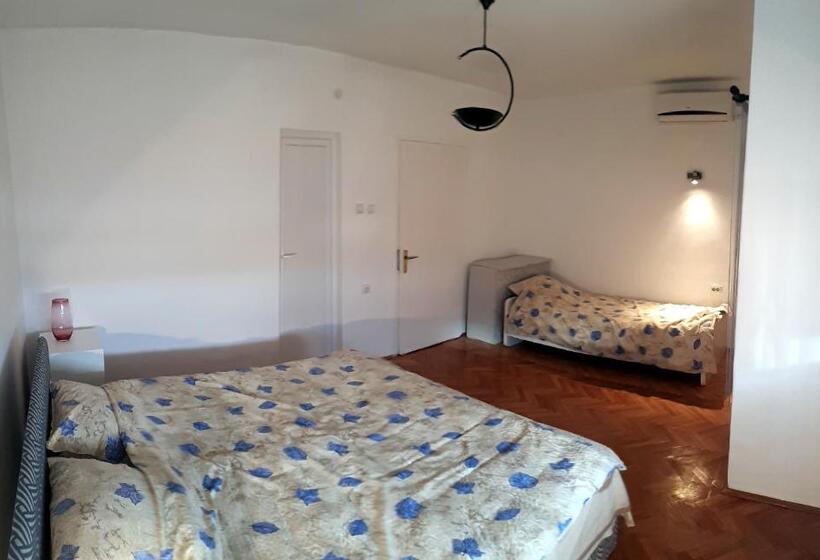 اتاق لوکس با بالکن, Edelweiss Hostel